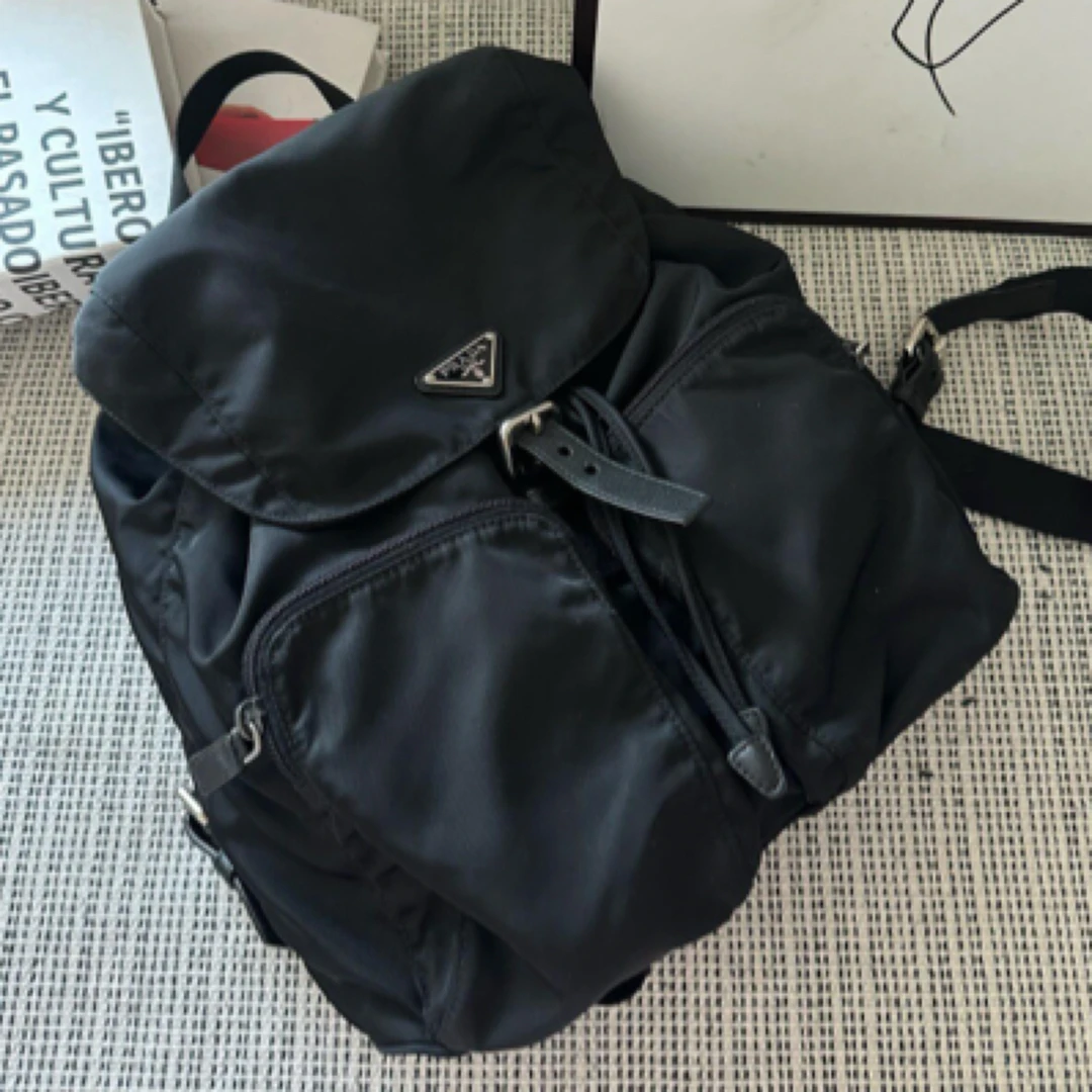 99新 Prada/普拉达 普拉达黑色三角标尼龙双肩包25070017-01