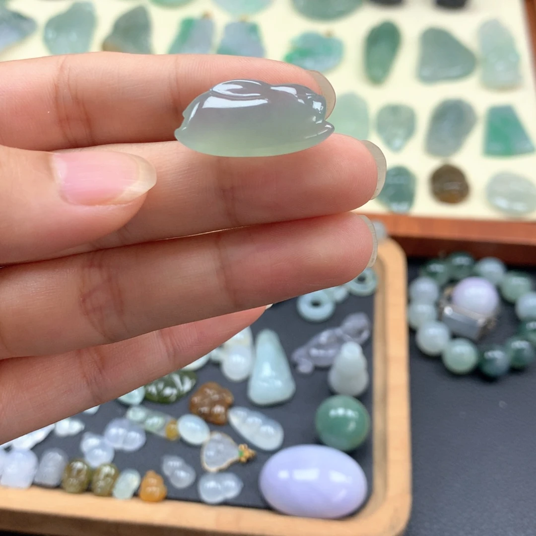 翡翠未镶嵌颈饰兔子