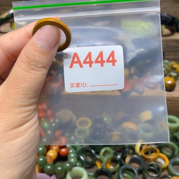 梁***梁透闪石质玉未镶嵌颈饰