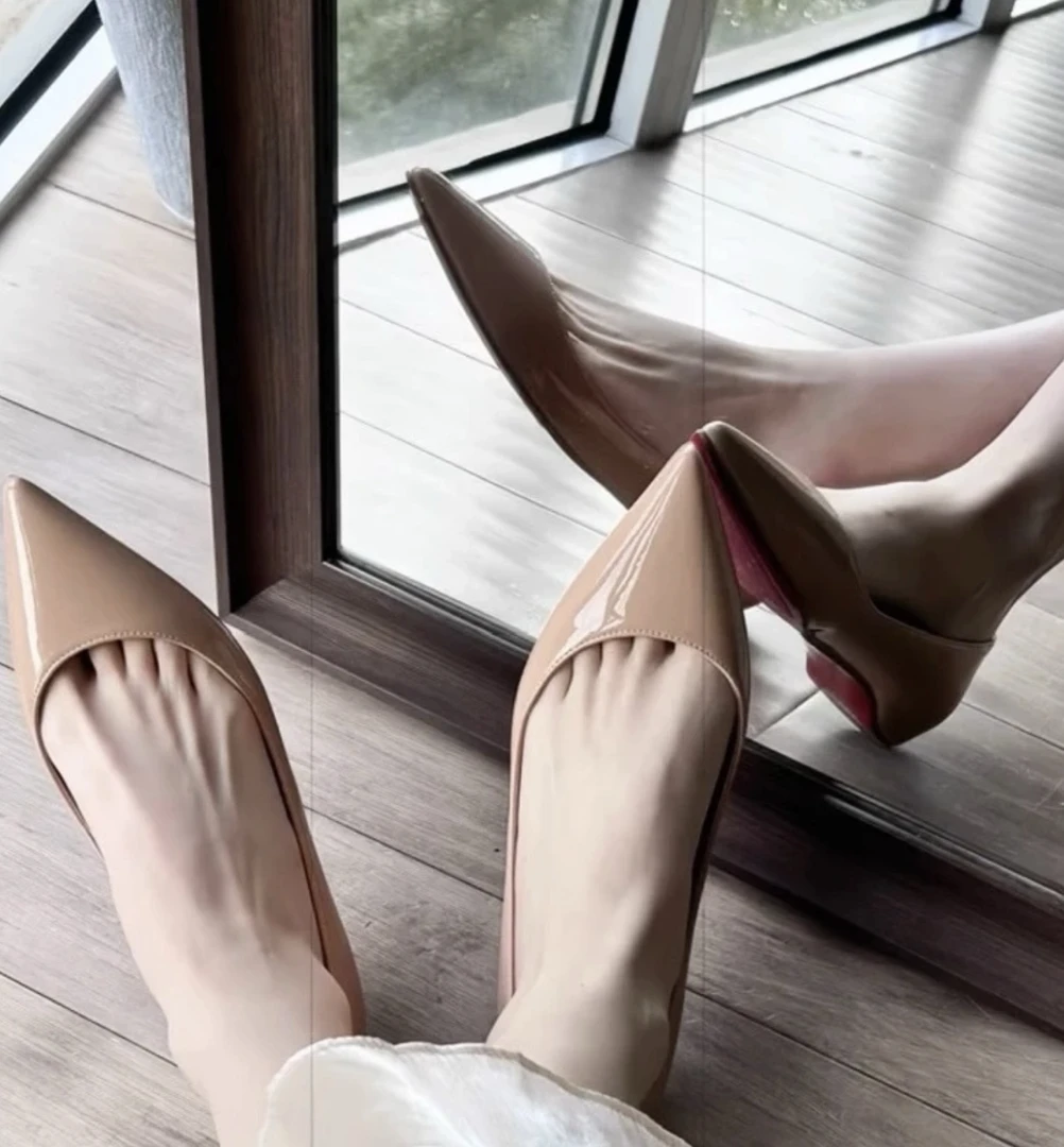 2024红底秋款法式气质尖头鞋漆皮平底单鞋设计感小众浅口内增高女