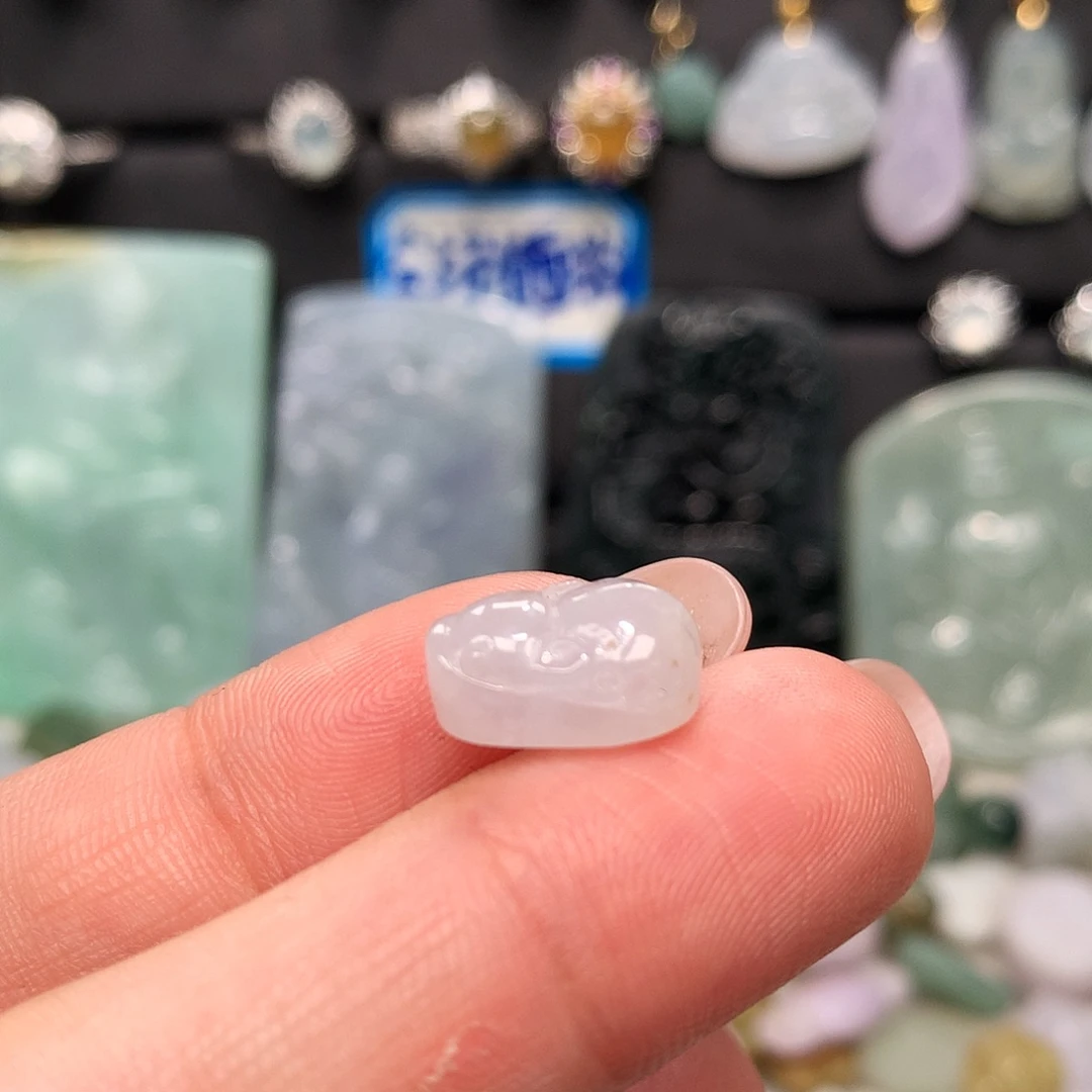 翡翠18K金镶嵌颈饰小兔子