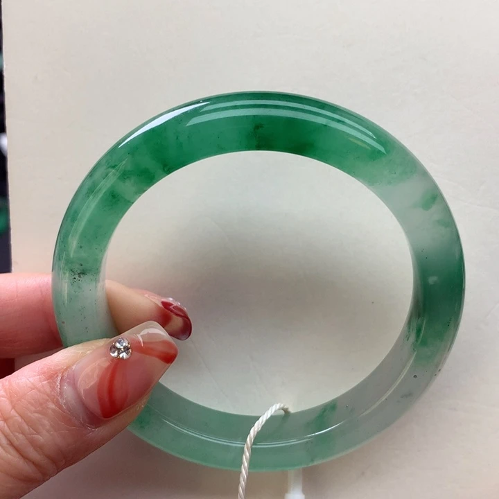 石英质玉手镯未镶嵌?*