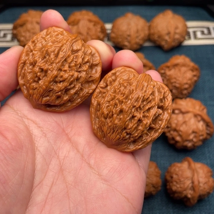 文玩核桃把件全品红皮麦穗虎头38