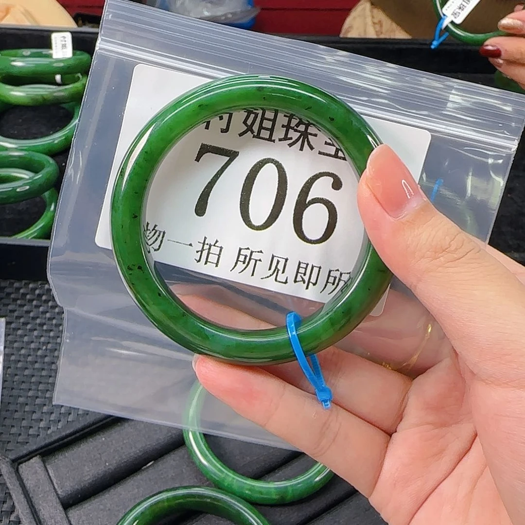 颈饰未镶嵌和田玉手镯57 706