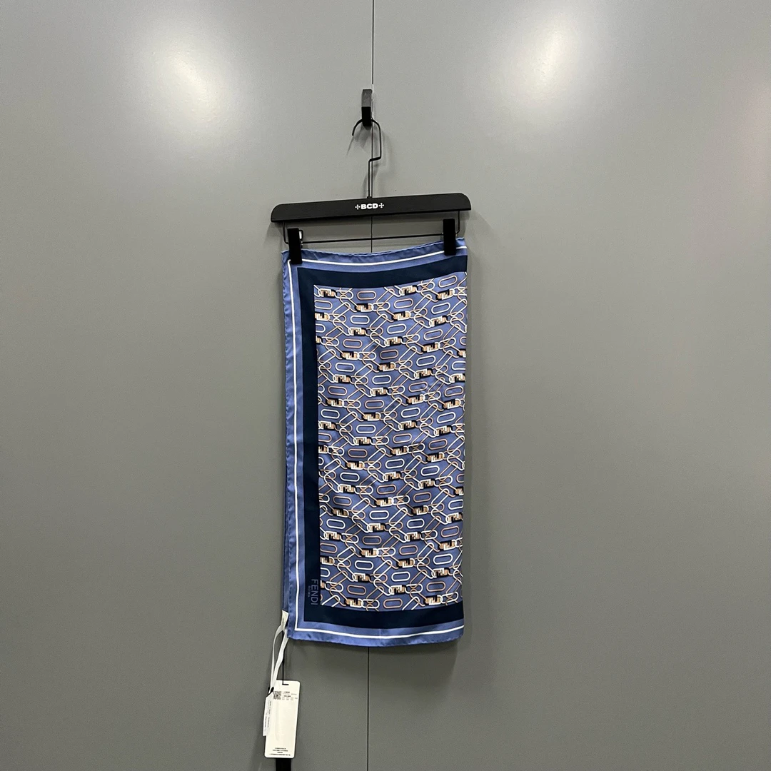 99新 FENDI/芬迪 (ll) 满印锁扣FF丝巾 均码/012351