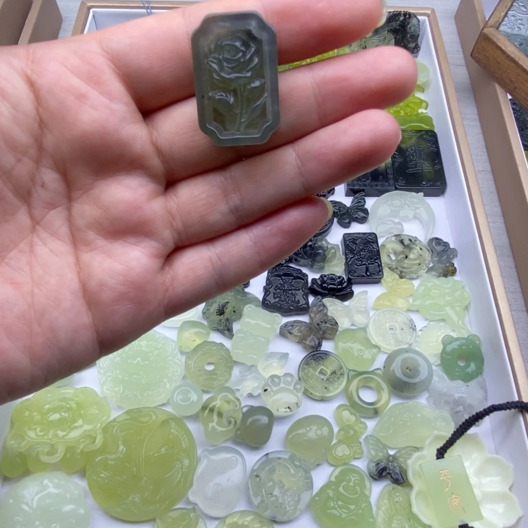 蛇纹石玉未镶嵌颈饰