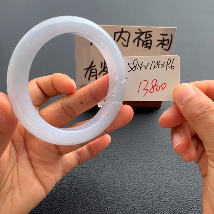 翡翠手镯未镶嵌翡翠手镯