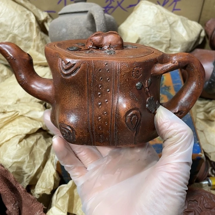 茶壶紫砂矿泥料，手工制作的一把紫砂壶。