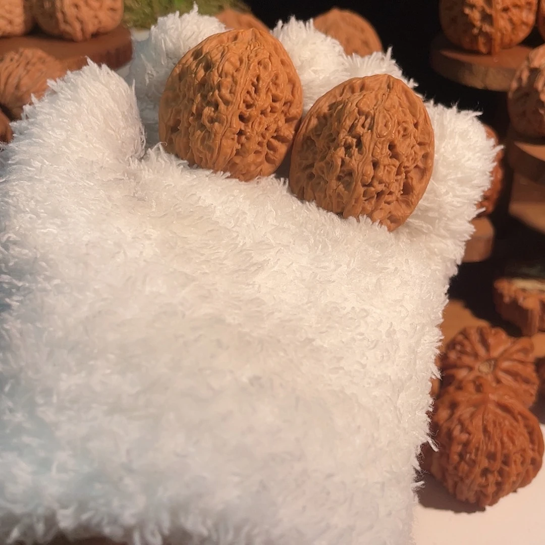 文玩核桃把件南疆石默认有黄