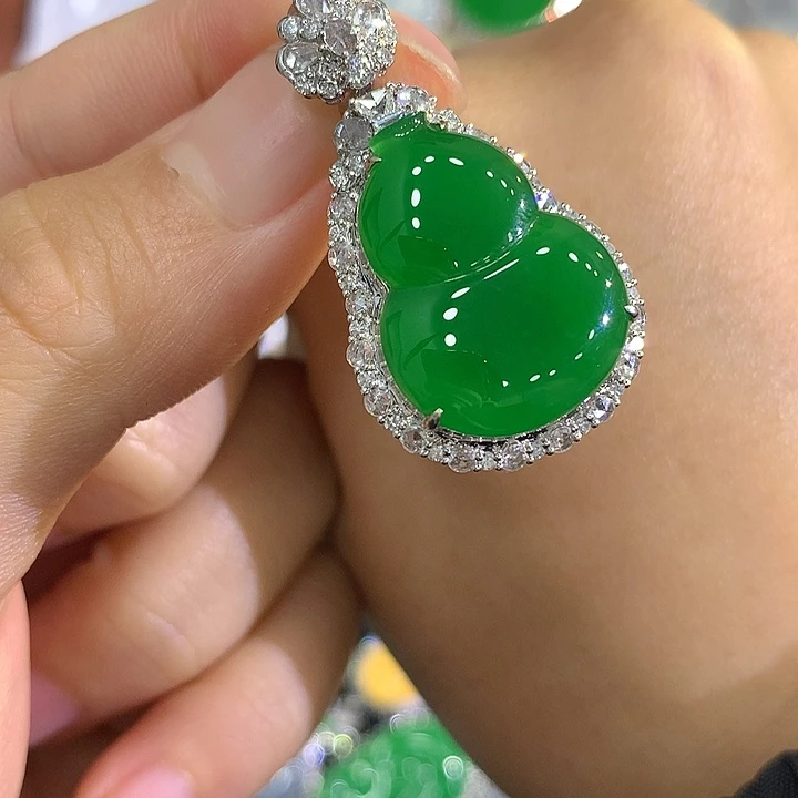 翡翠18K金镶嵌颈饰葫芦