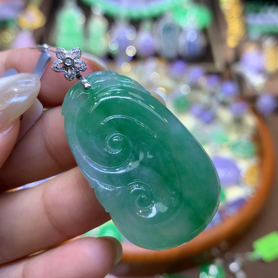 翡翠18K金镶嵌颈饰