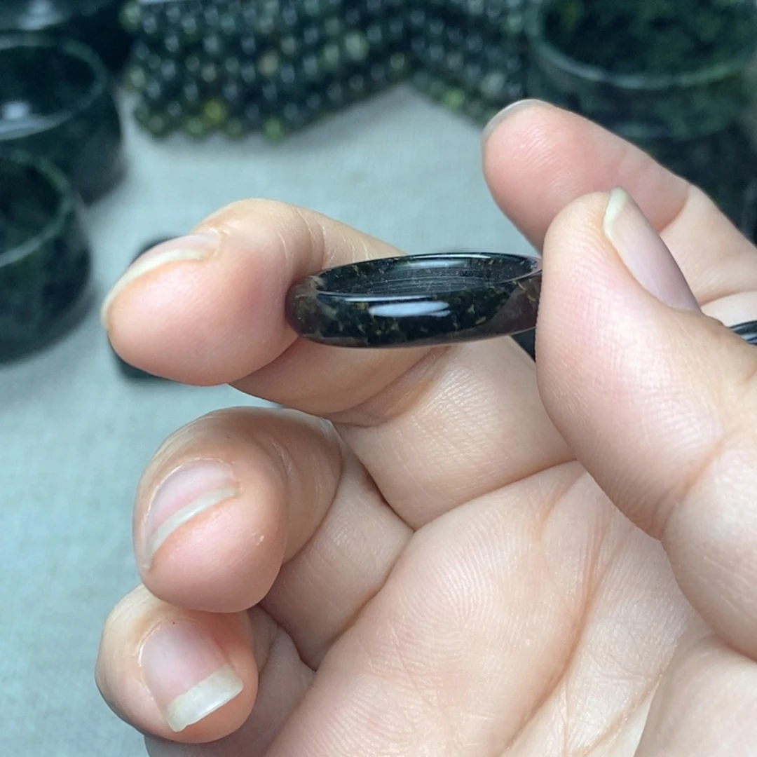 潇***潇未镶嵌蛇纹石玉戒指