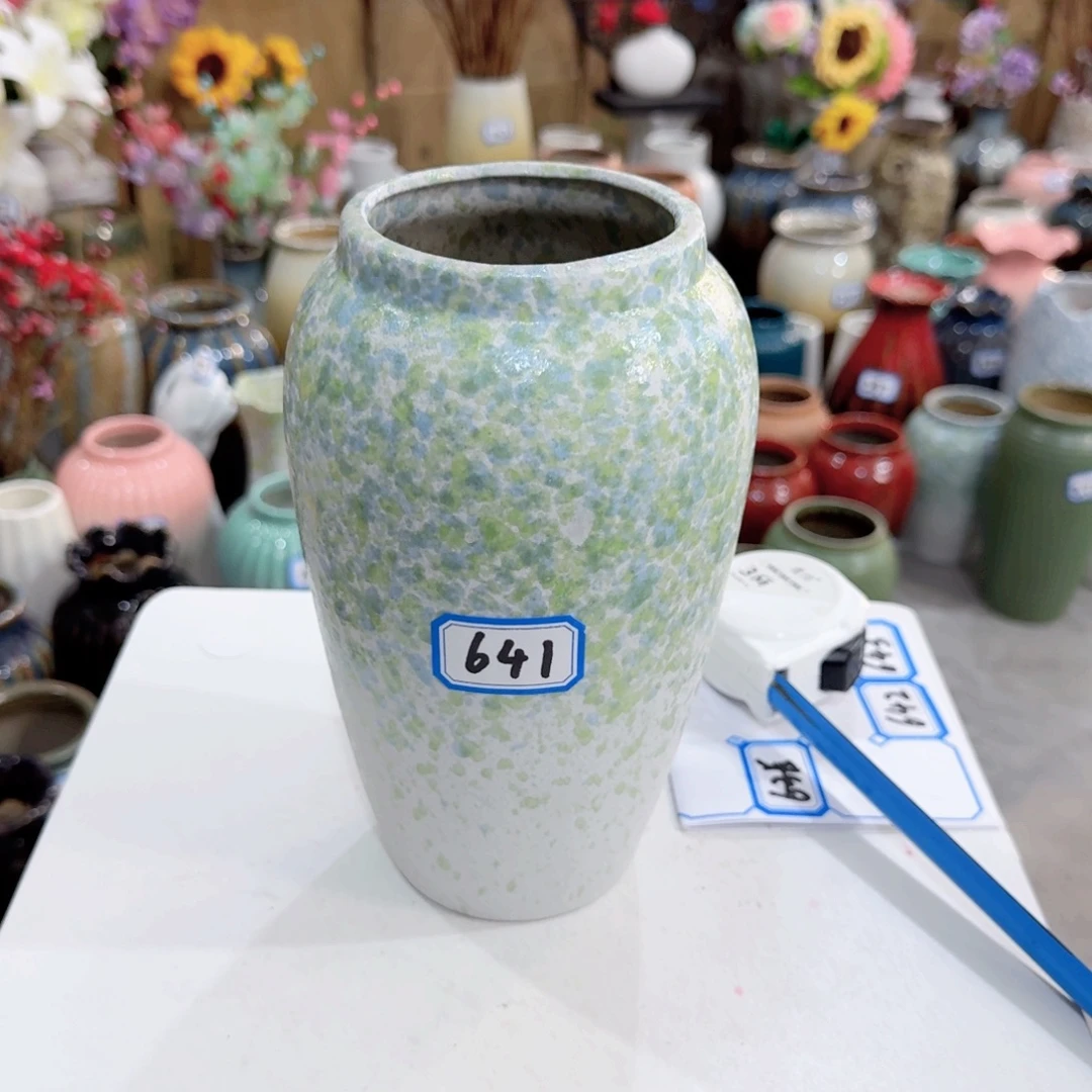 641号陶瓷高20厘米微瑕一个