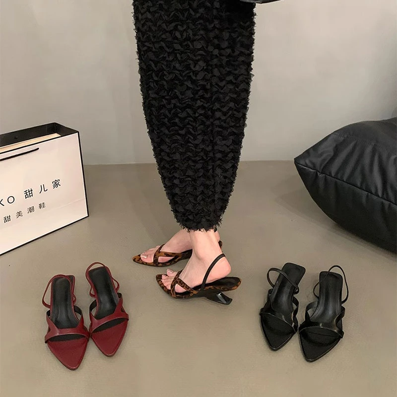 夏季凉鞋女时尚豹纹气质2025法式时髦露趾后绊带跛跟尖头高跟女鞋