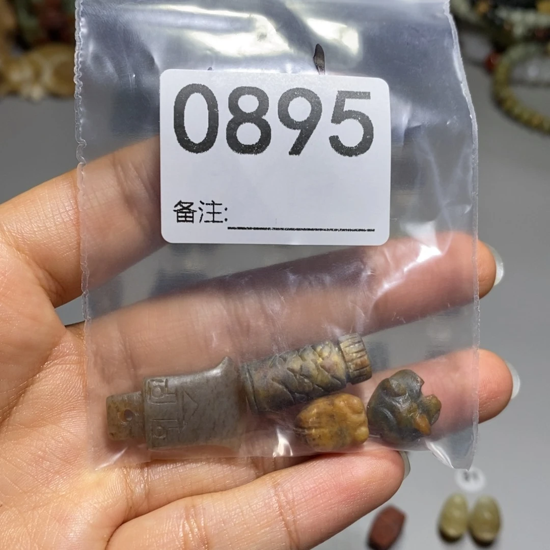 颈饰未镶嵌透闪石质玉流****2