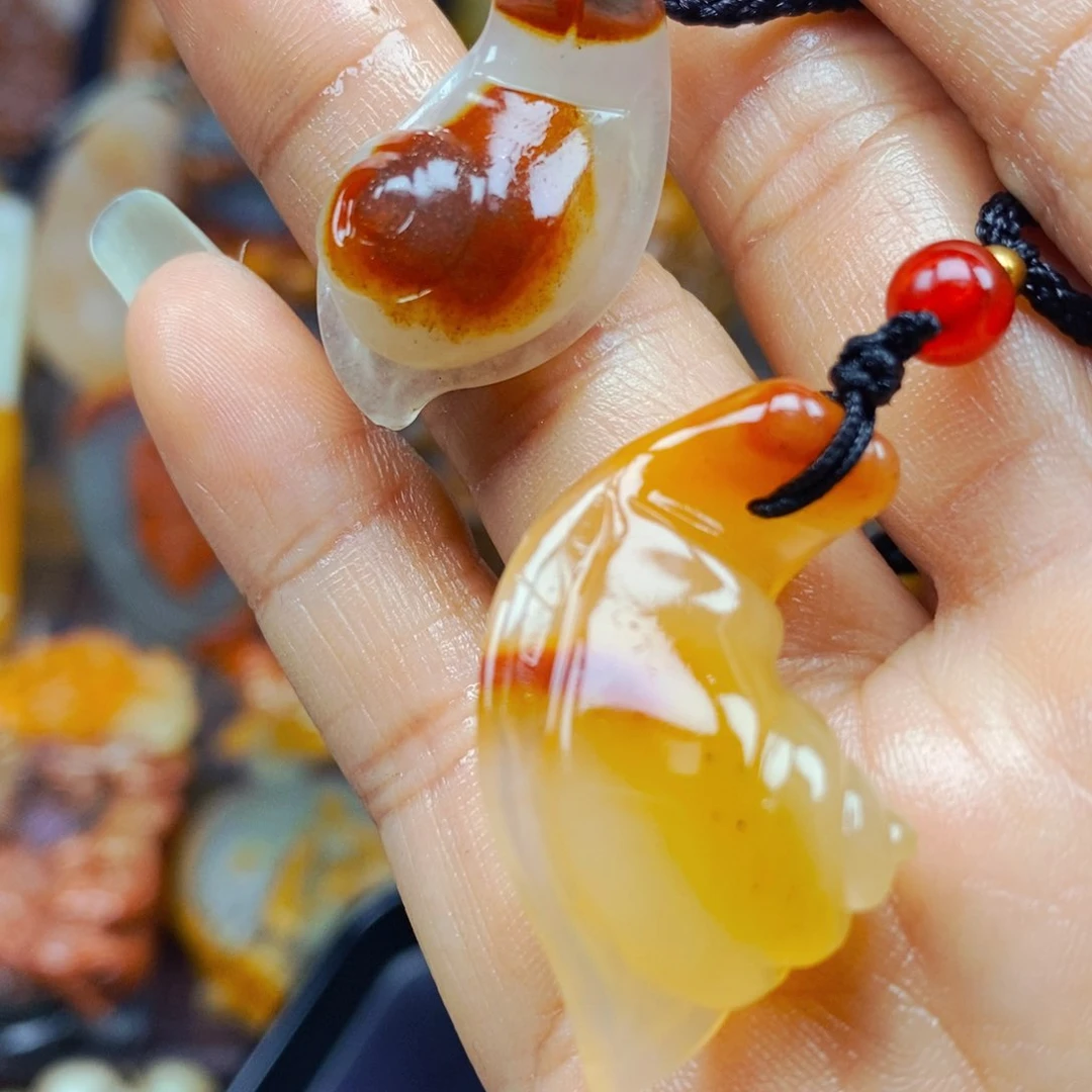 石英质玉（黄龙玉）未镶嵌颈饰