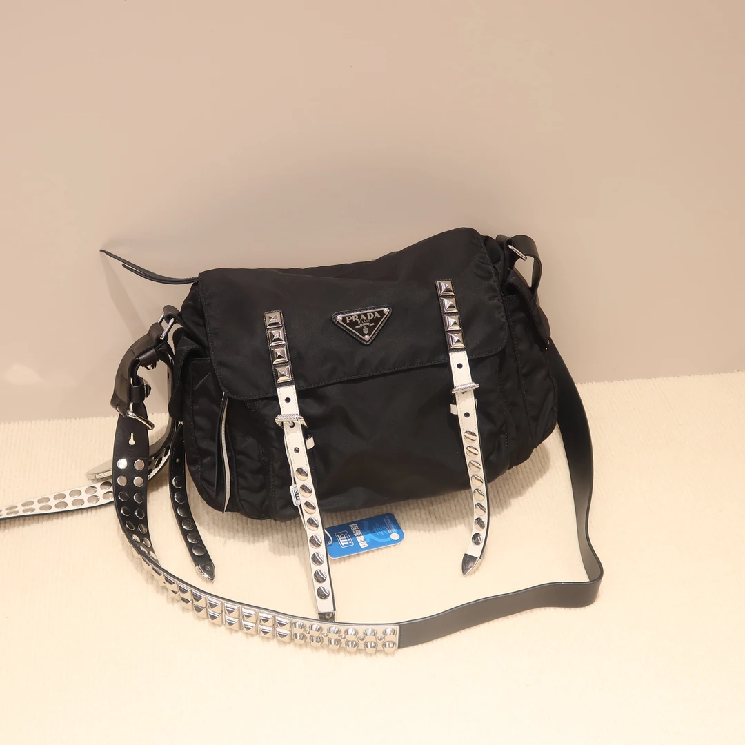 99新 Prada/普拉达 秀款降落伞邮差单肩包 4060106002251