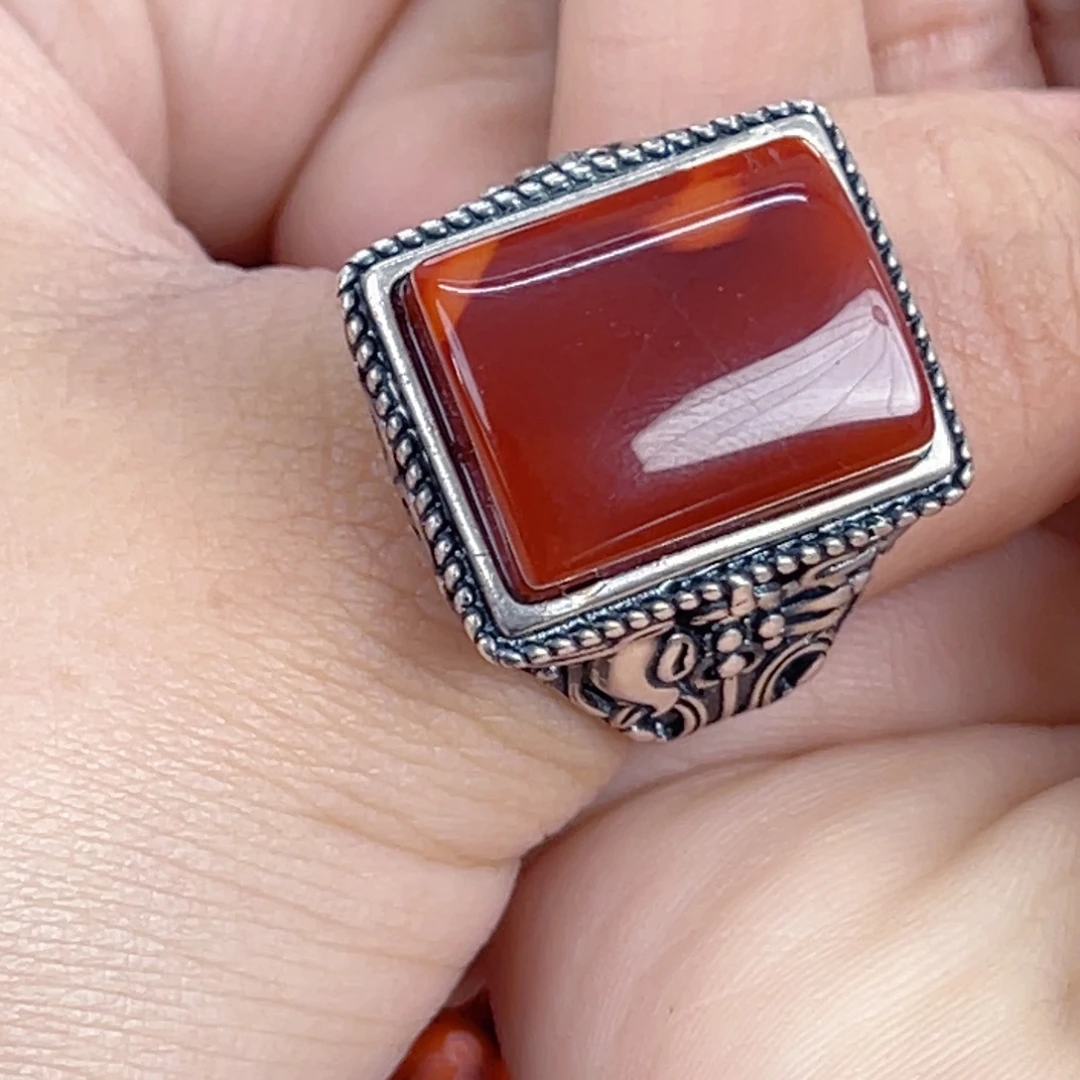 晴****南红玛瑙银S925镶嵌瓦西牛血红戒指