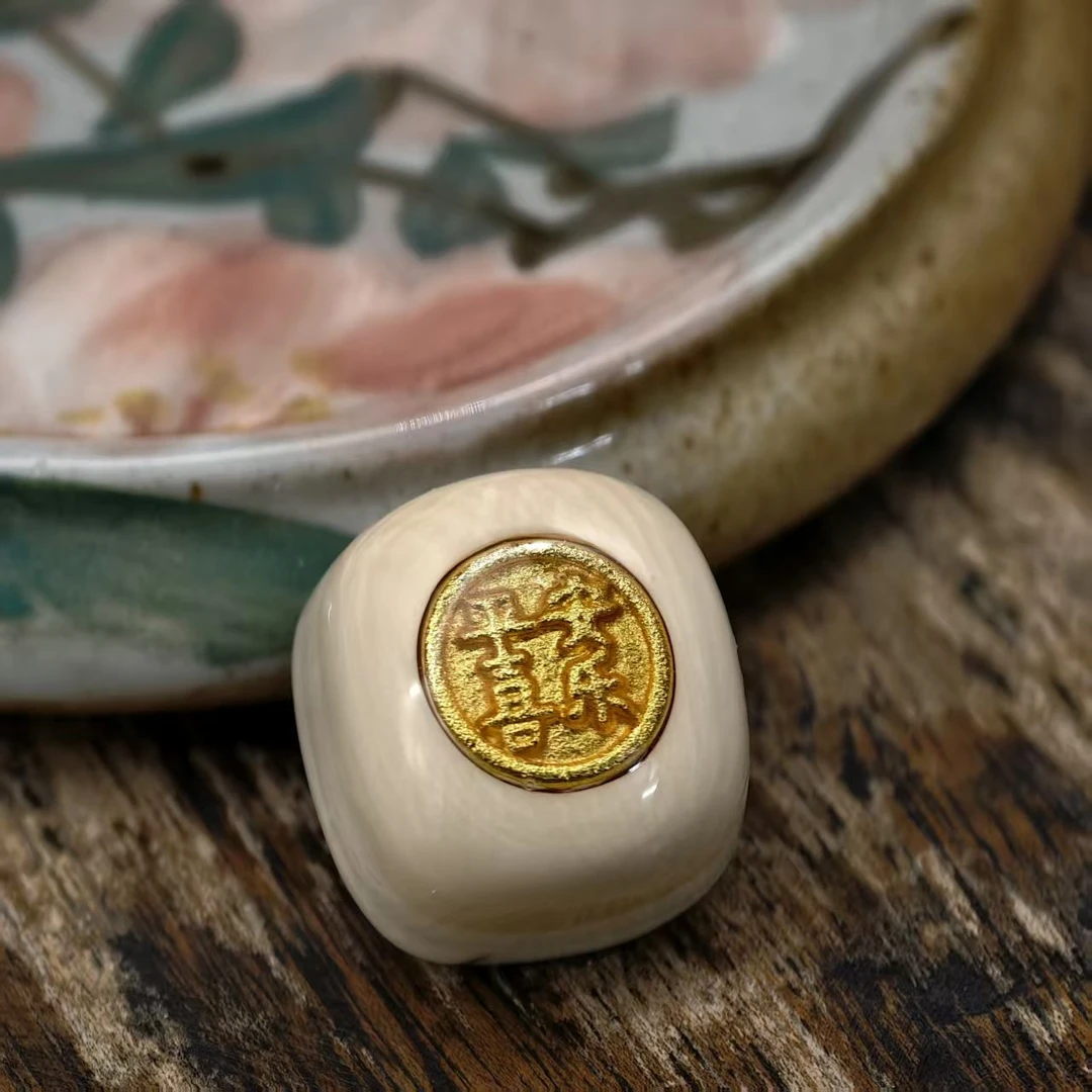 T891精品猛犸象牙20*19MM左右文玩特色皮镶嵌吊坠挂件