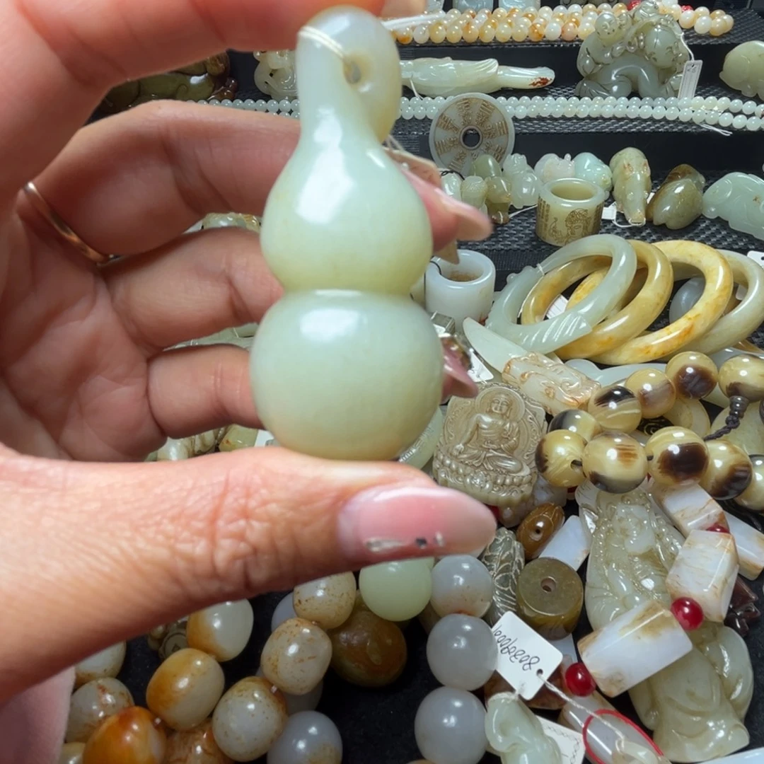 皖***人和田玉未镶嵌颈饰