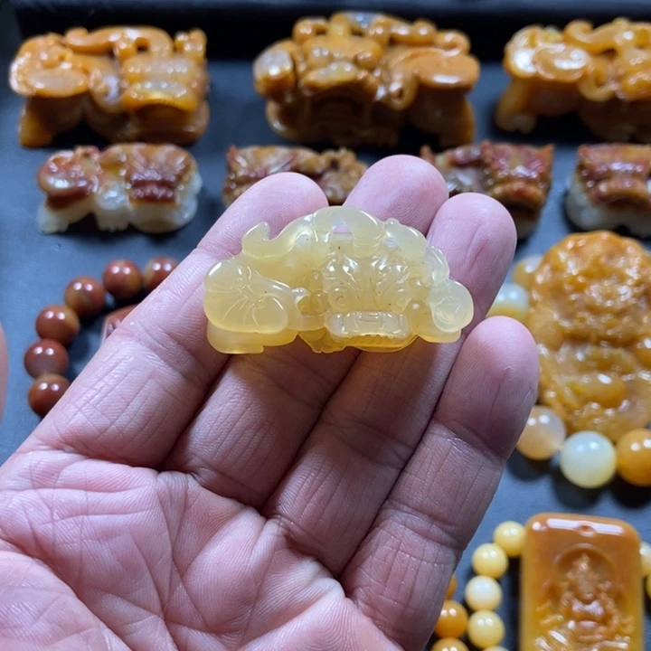 石英质玉（黄龙玉）未镶嵌颈饰