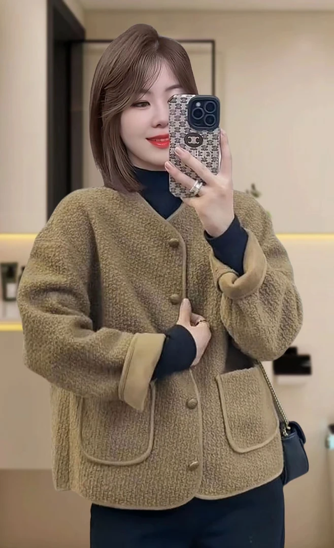 4C018保暖秋冬季女圆领单排扣短外套皮毛一体女装气质小香风休闲