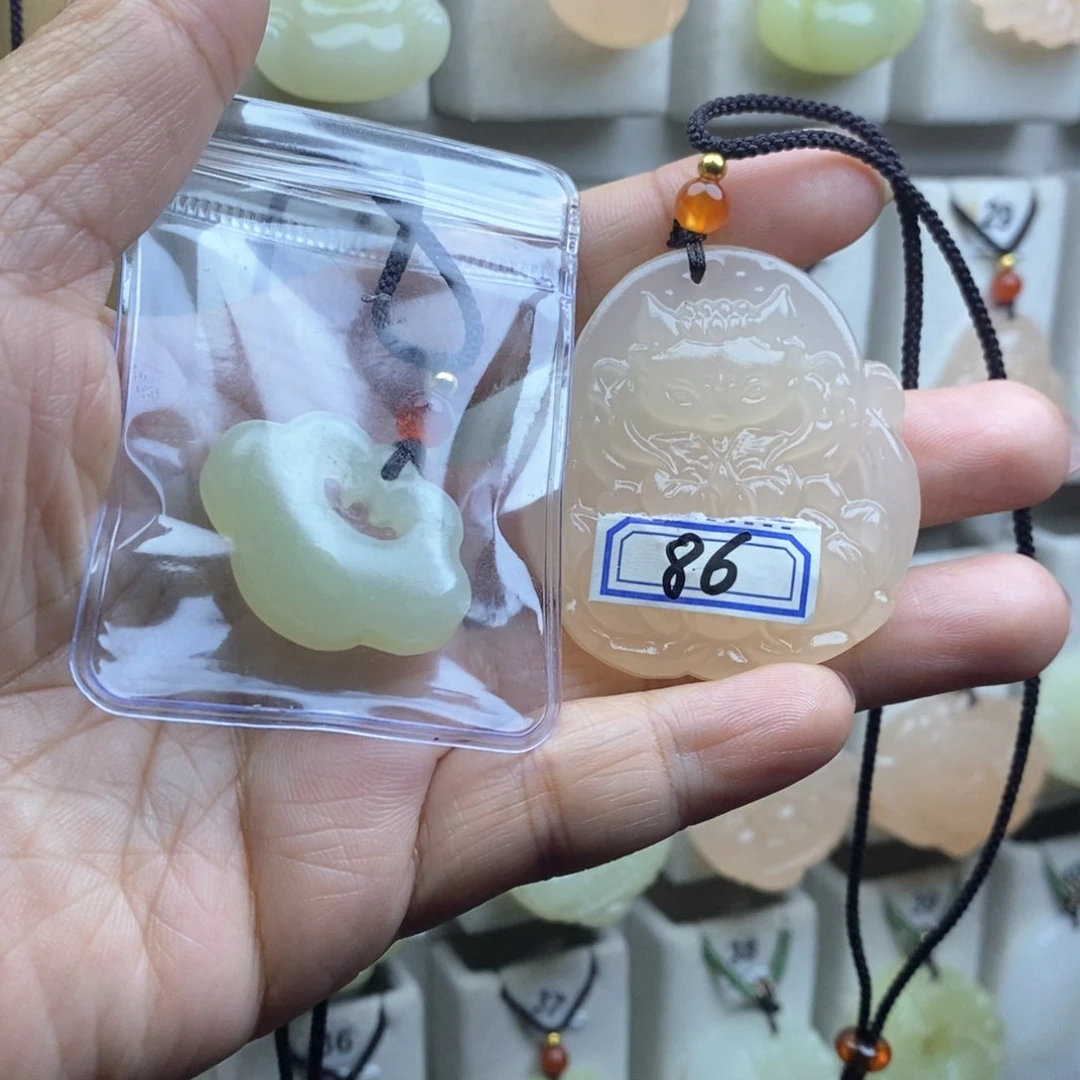 颈饰未镶嵌石英质玉（金丝玉）?*