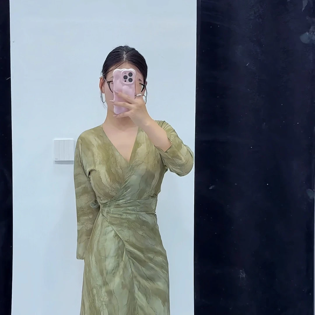 【私有浪漫】2025夏季新款气质显瘦复古绿色连衣裙法式长裙