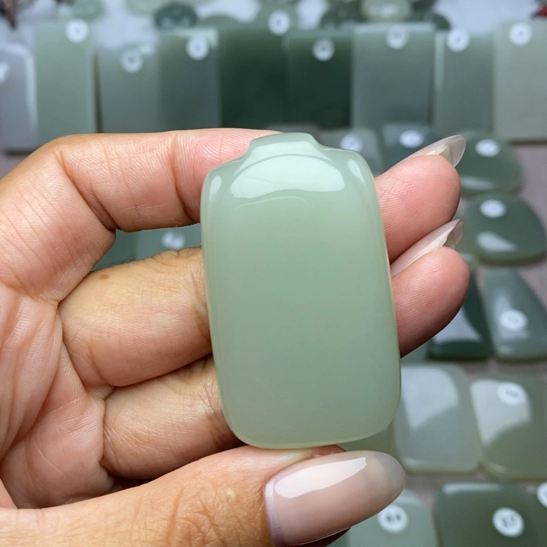 心***”和田玉未镶嵌颈饰