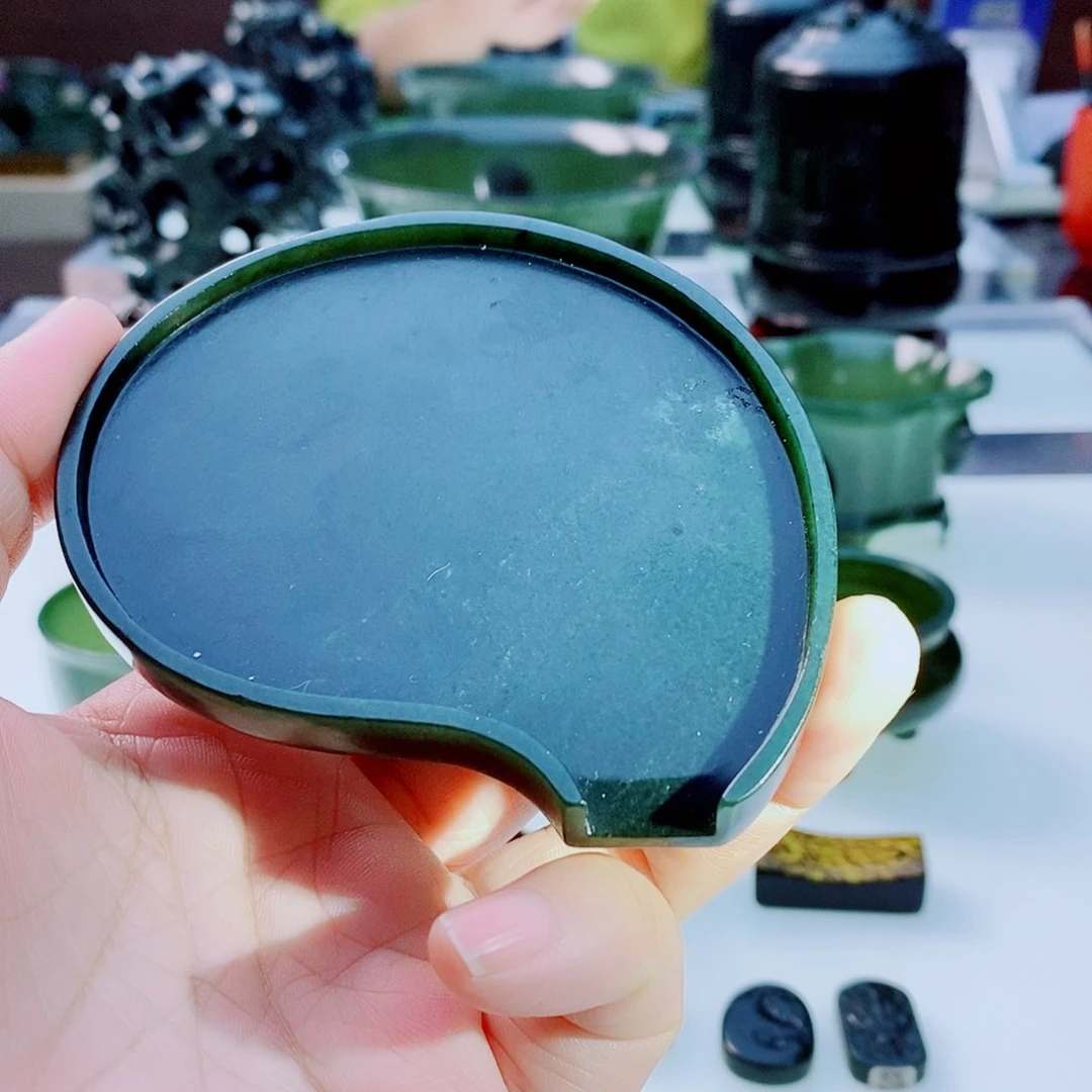 未镶嵌和田玉摆件微瑕裂