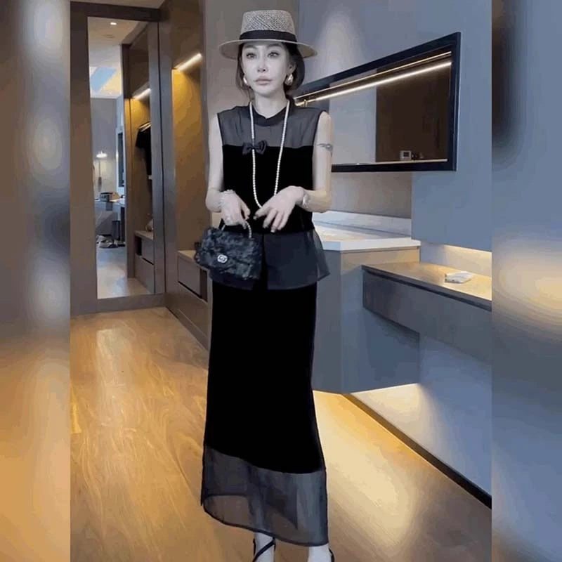 【两件套】2025新款法式无袖T恤背心女黑色上衣半身裙两件套D2710