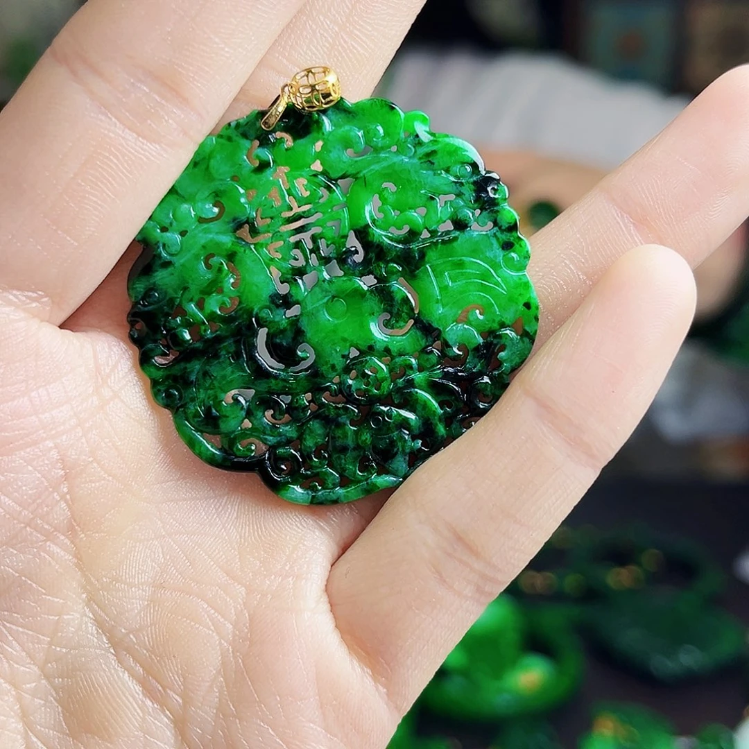 颈饰18K金镶嵌翡翠多样性