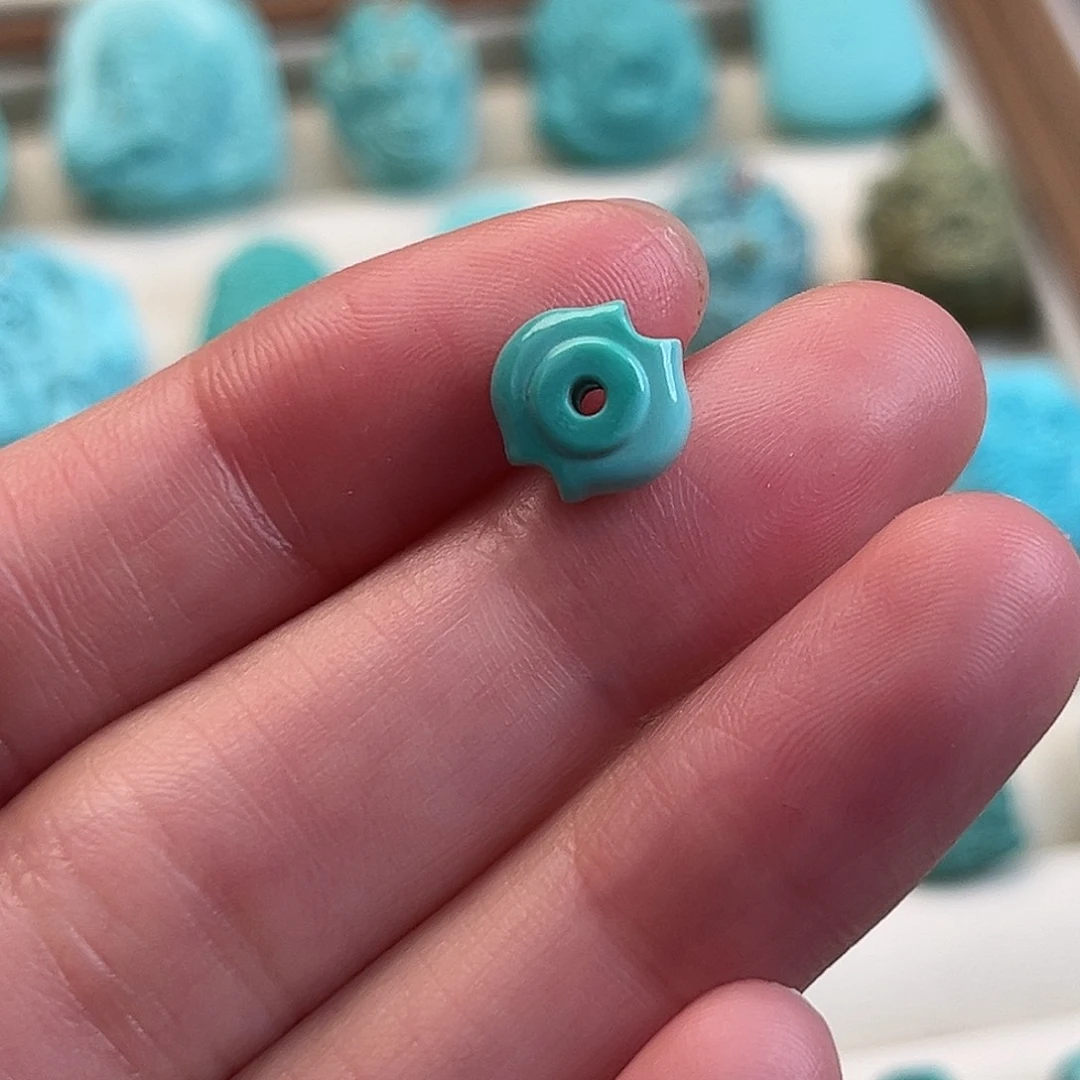 绿松石未镶嵌鱼嘴背云