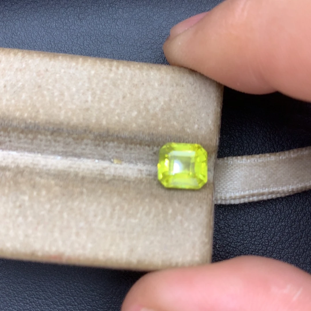裸石金绿宝石2.31ct荧光笔