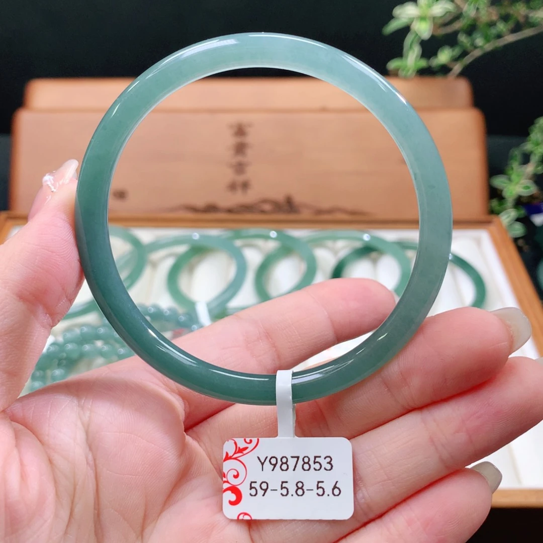 翡翠手镯未镶嵌天然