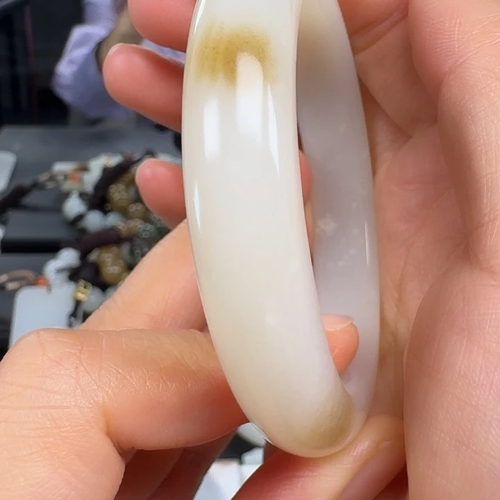 和田玉未镶嵌手镯