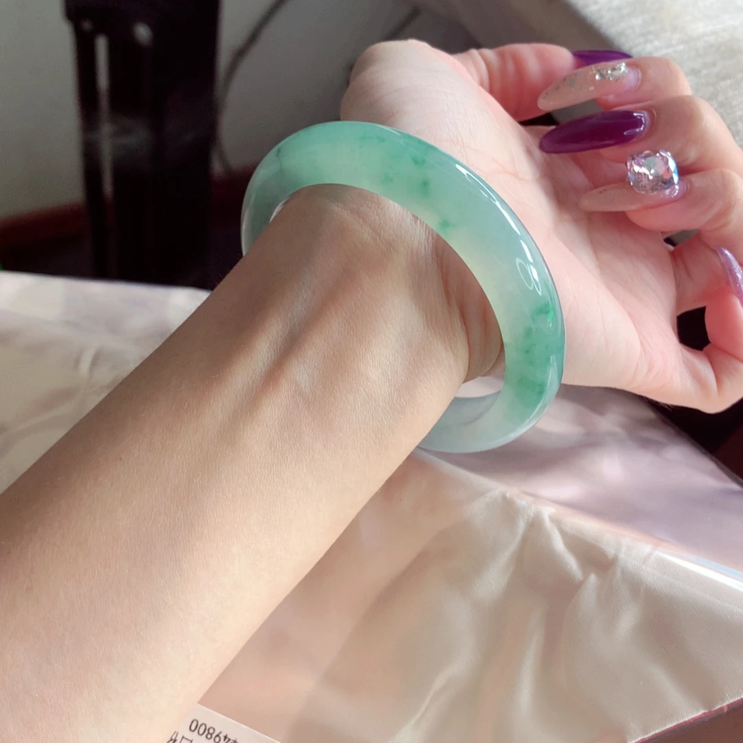 翡翠手镯未镶嵌56.5 冰绿飘绿花 无晶体结构 灵