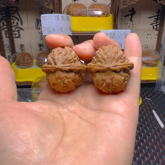 文玩核桃吊坠白狮