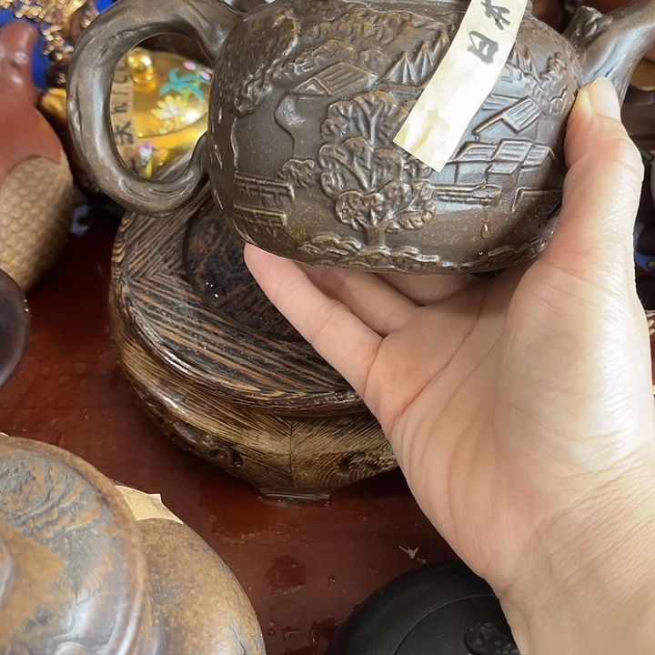 段泥茶壶原矿泥料手工制作的一把紫砂壶。