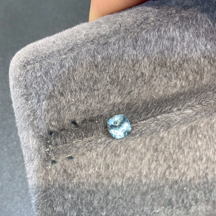 海蓝宝石笔搁未镶嵌0.57克拉方5