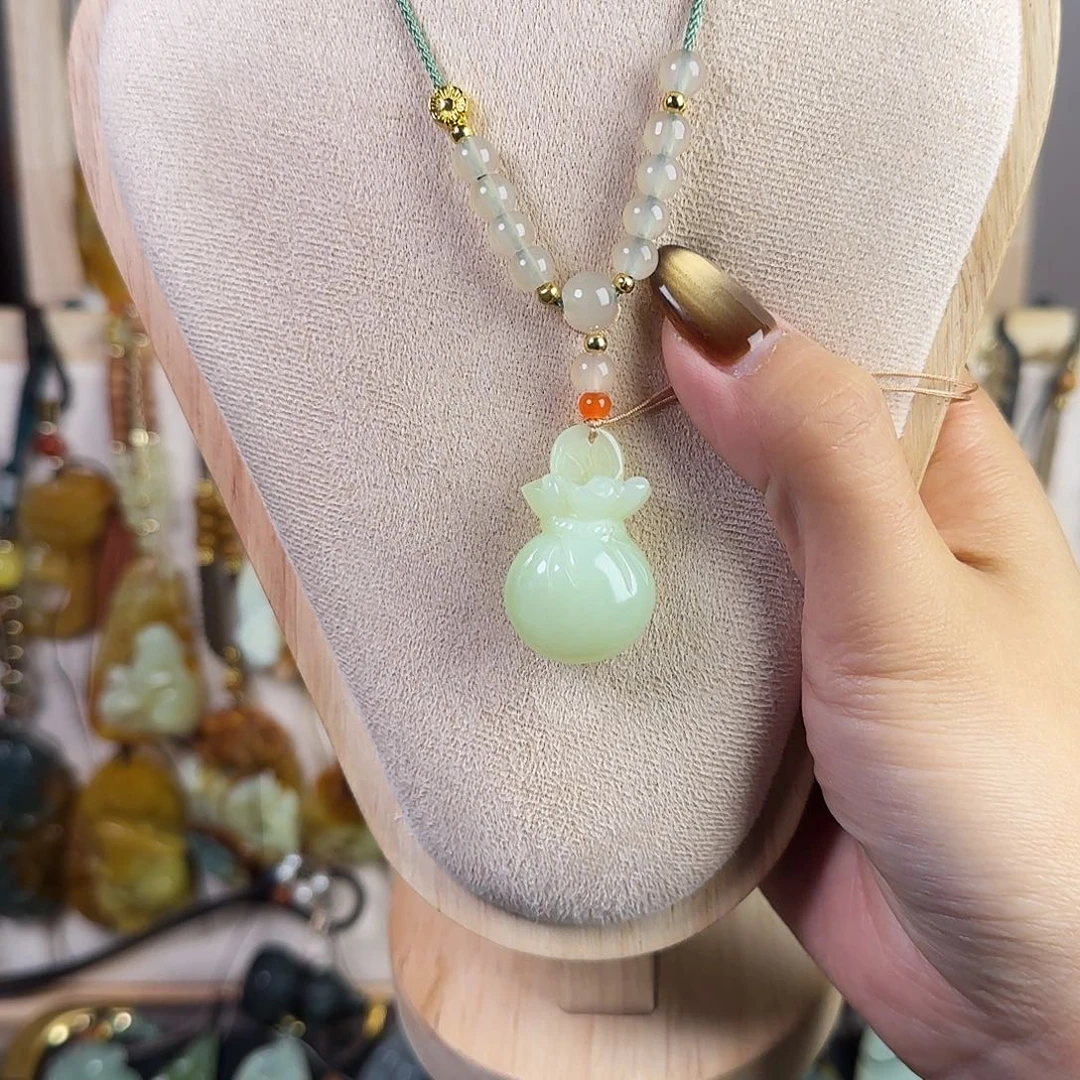 蛇纹石玉未镶嵌颈饰