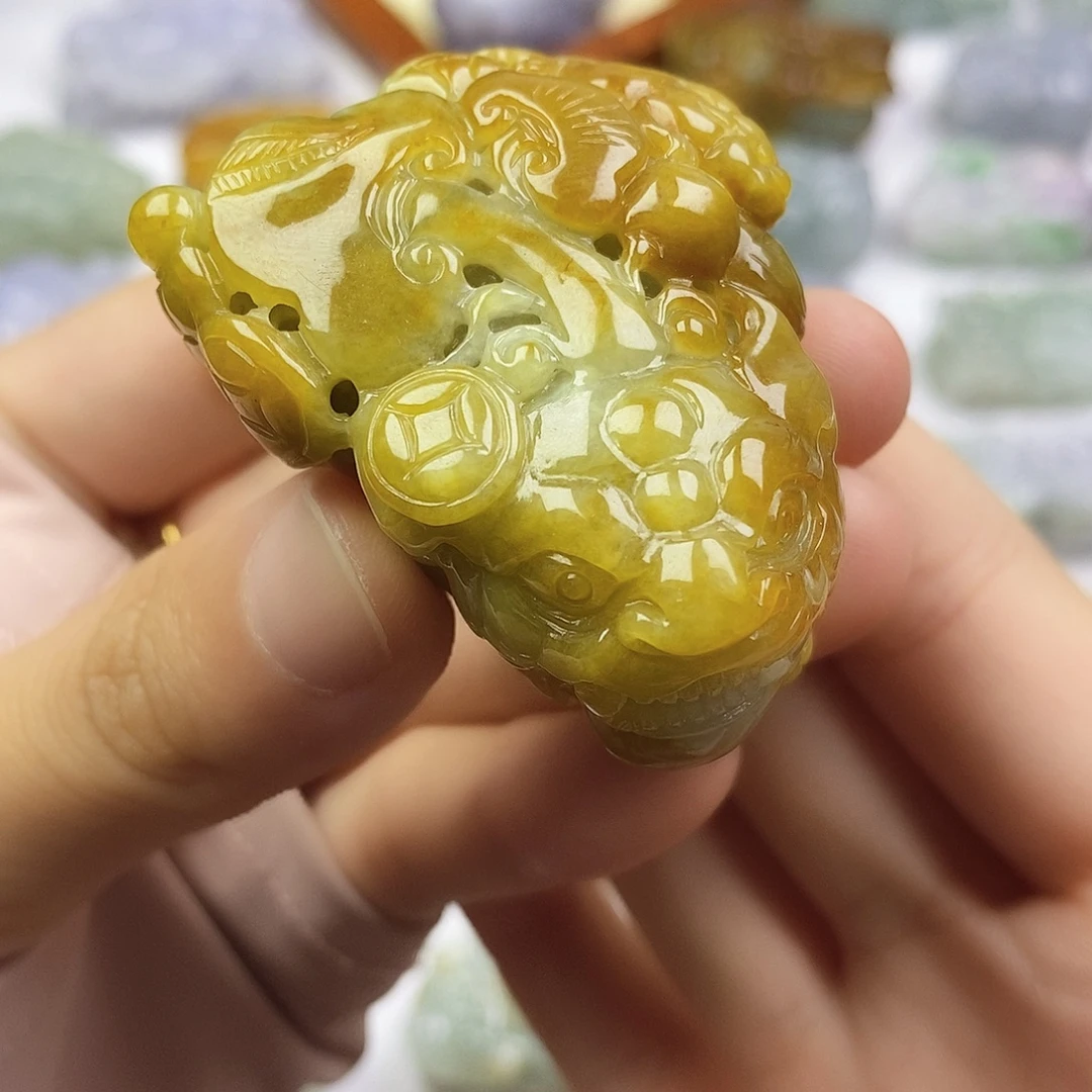 翡翠未镶嵌颈饰貔貅