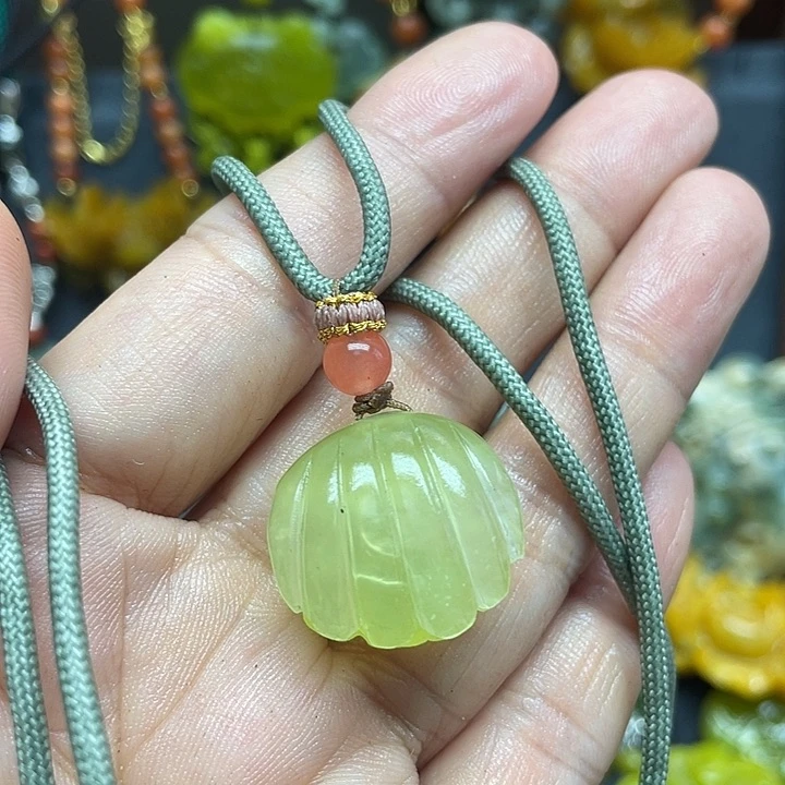 未镶嵌蛇纹石玉颈饰