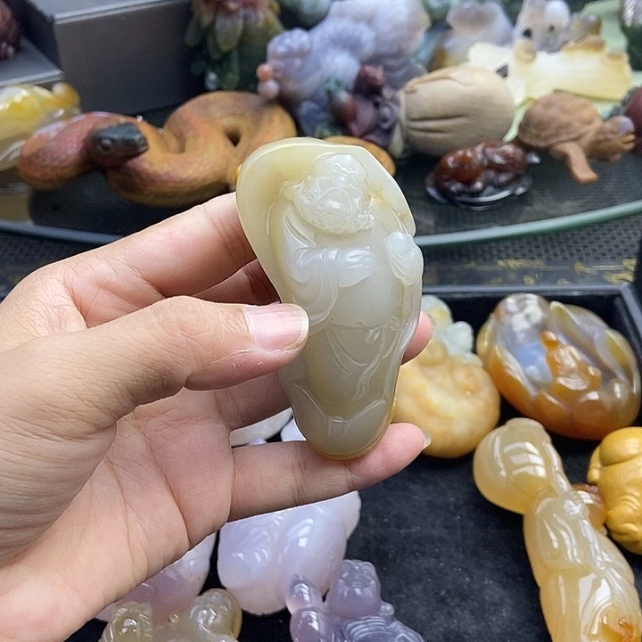 未镶嵌其他石英质玉王**来