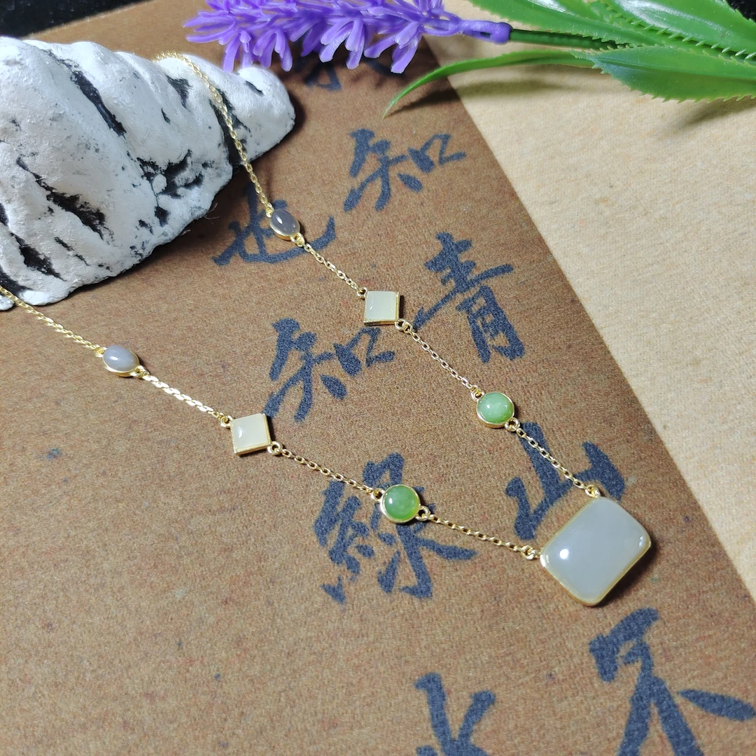 和田玉多宝锁骨链精致美观彰显气质，烟紫平安无事牌碧玉白玉