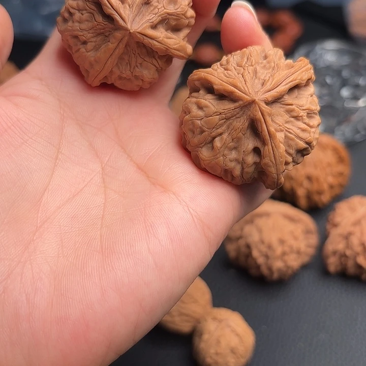 大***维吊坠文玩核桃三棱42