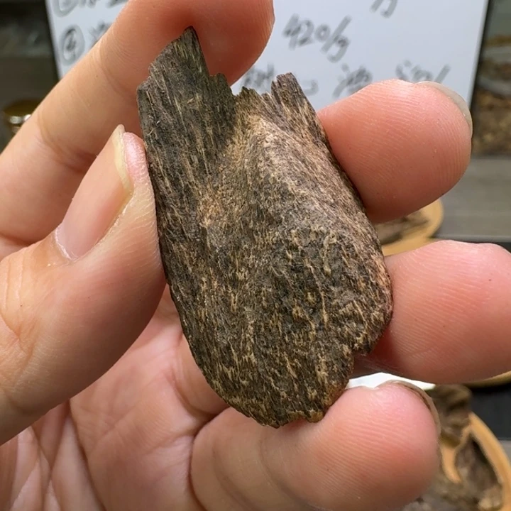 东马沉水料甜药香1.4克。