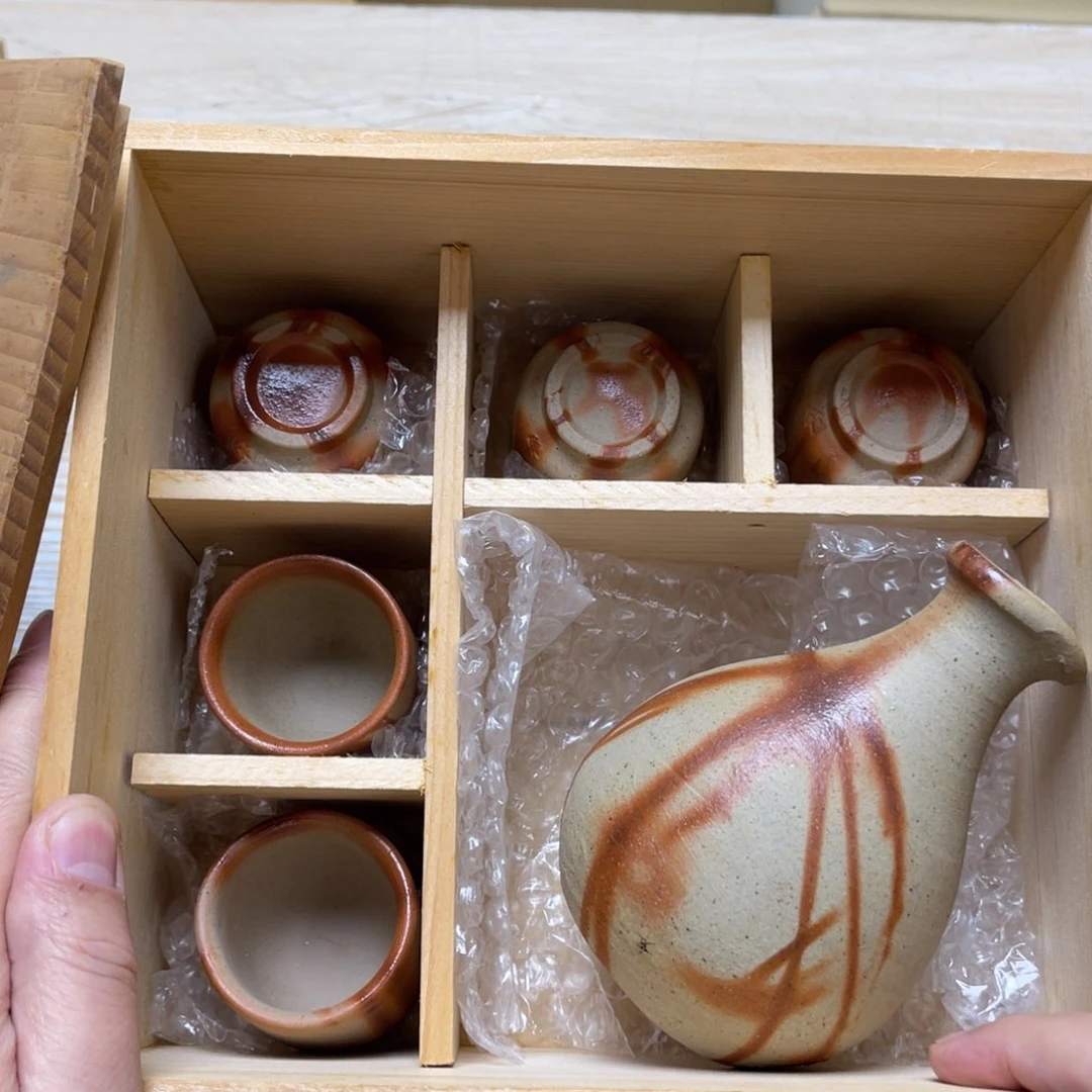 瓷片密密麻麻地排列在一起