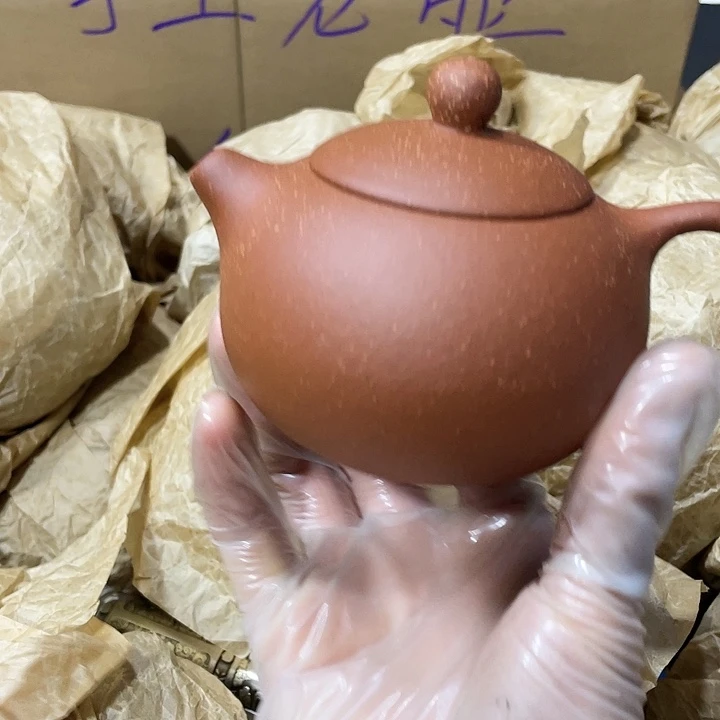 茶壶紫砂原矿泥料，手工制作的一把紫砂壶。