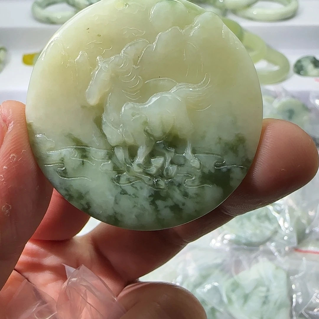 透闪石-蛇纹石玉未镶嵌颈饰